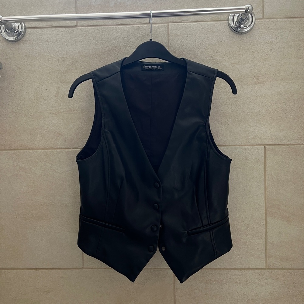 Stradivarius Black Vest Elegant Sleeveless Design
